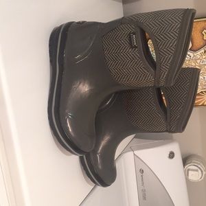Like new Bogs Rain Boots! Charcoal grey (8)